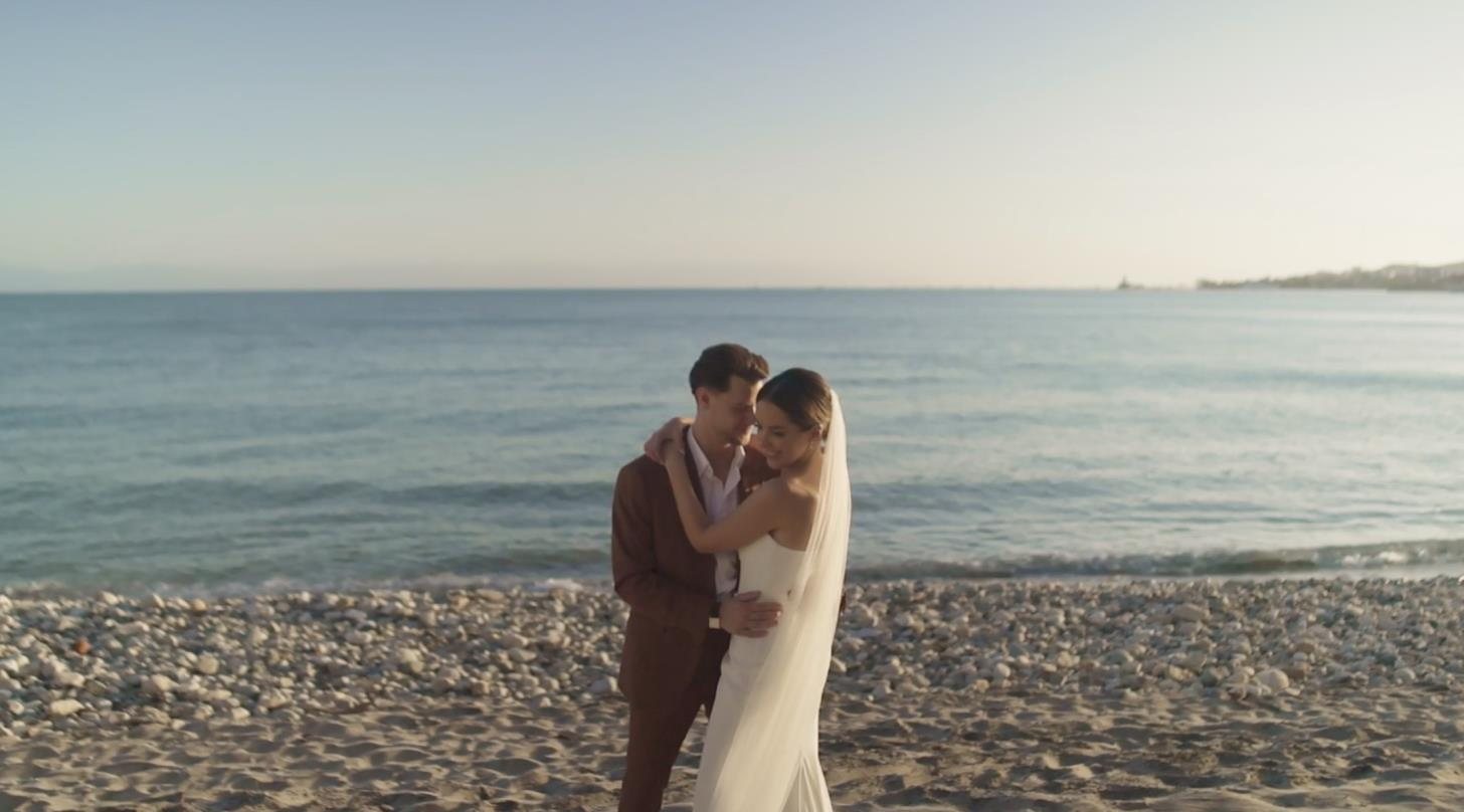 Maddy y Sean abrazados frente al mar